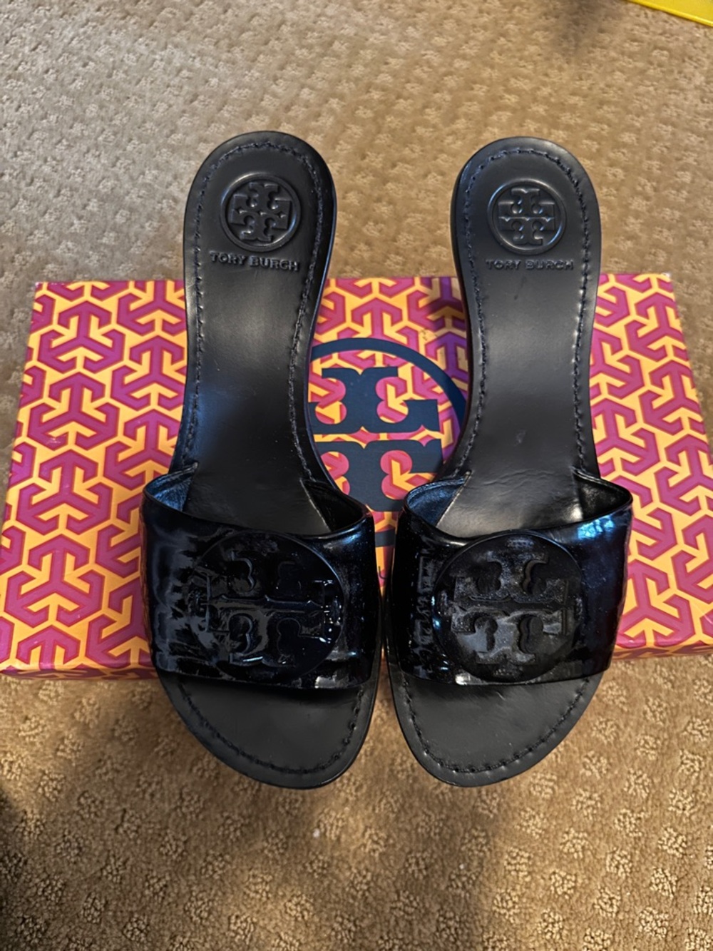 New in box Tory Burch Black Patent Logo Slide Sandals heels